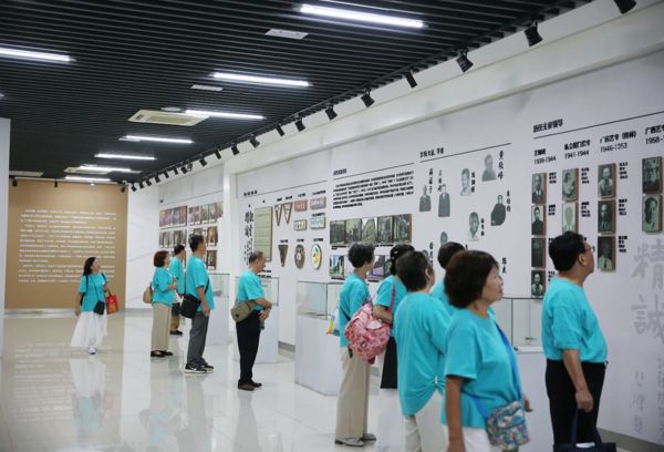 【员工工作】五秩重逢 芳华如歌 | bv伟德国际1946官网1975届员工重聚母校